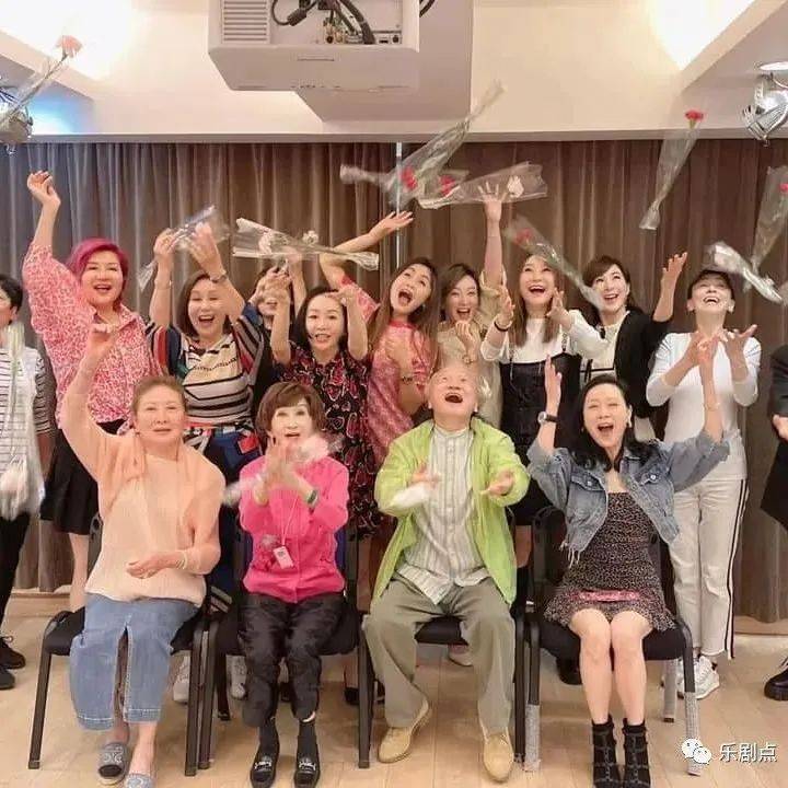“雪姨”王琳惊喜现身TVB艺人聚会,疑赴港旅游,上月在上海隔离_罗霖_穿着_文雪儿