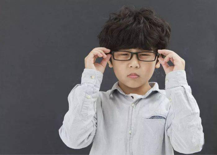 效果和裂隙作用,可以在一定程度上提高视力,因此散光患者看远时常眯眼