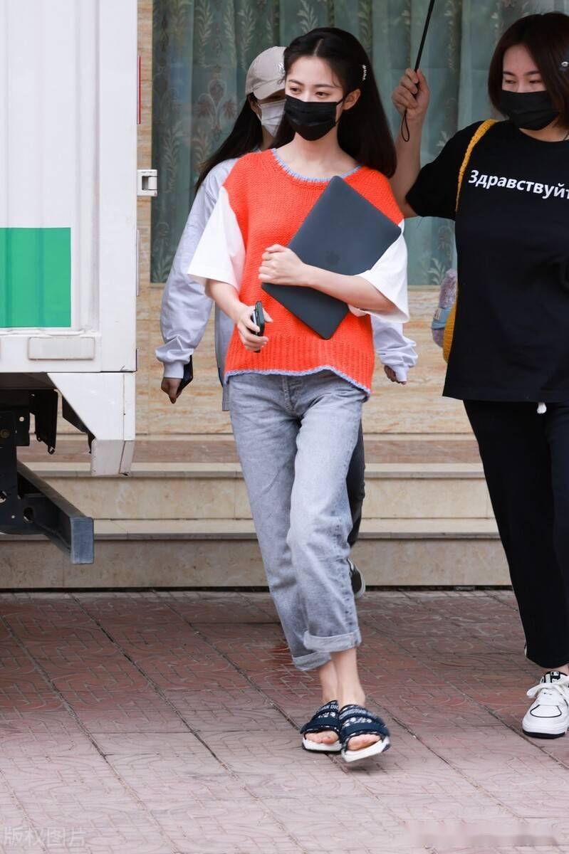 街拍陈钰琪针织背心浅蓝色牛仔裤青春可人