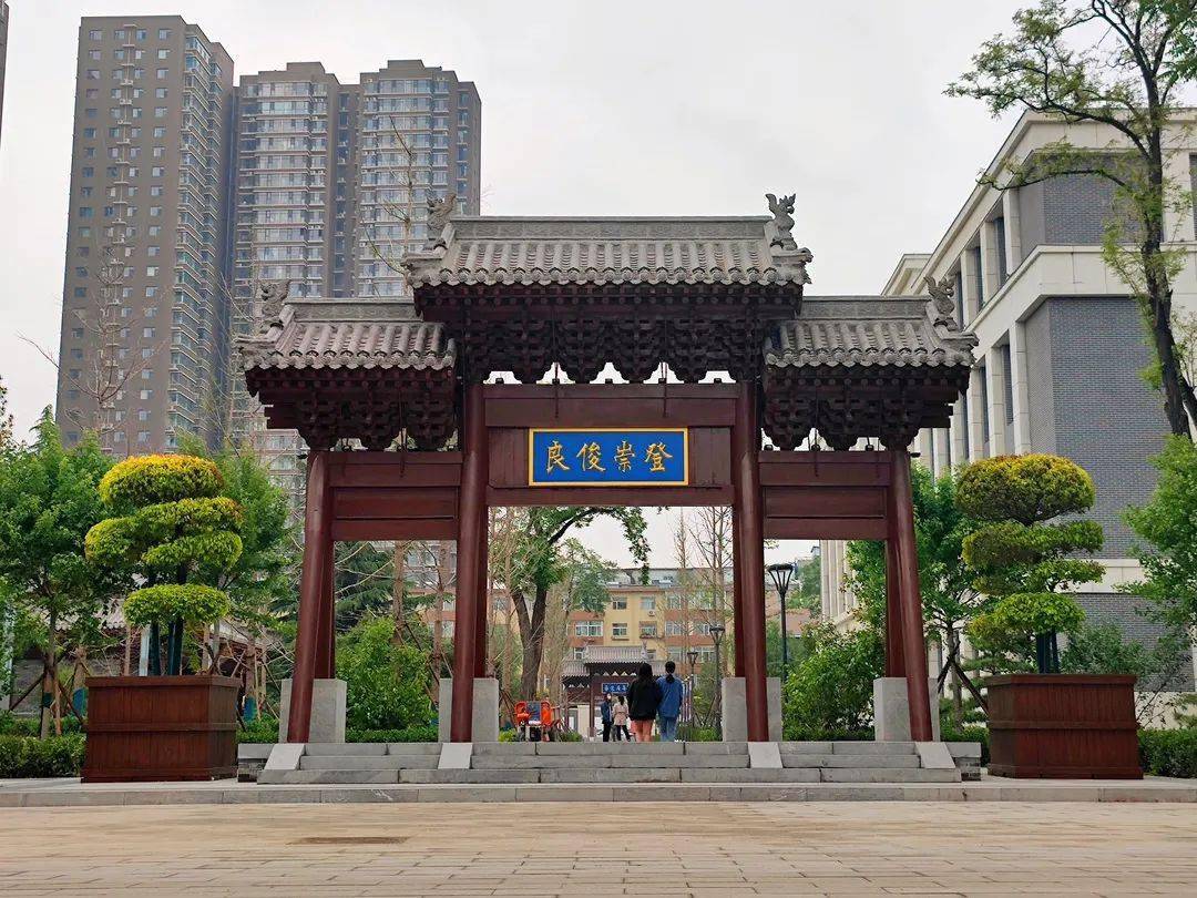 站在复建的山西大学堂门楼前,重温光荣办学历史,回顾辉煌办学成就,是