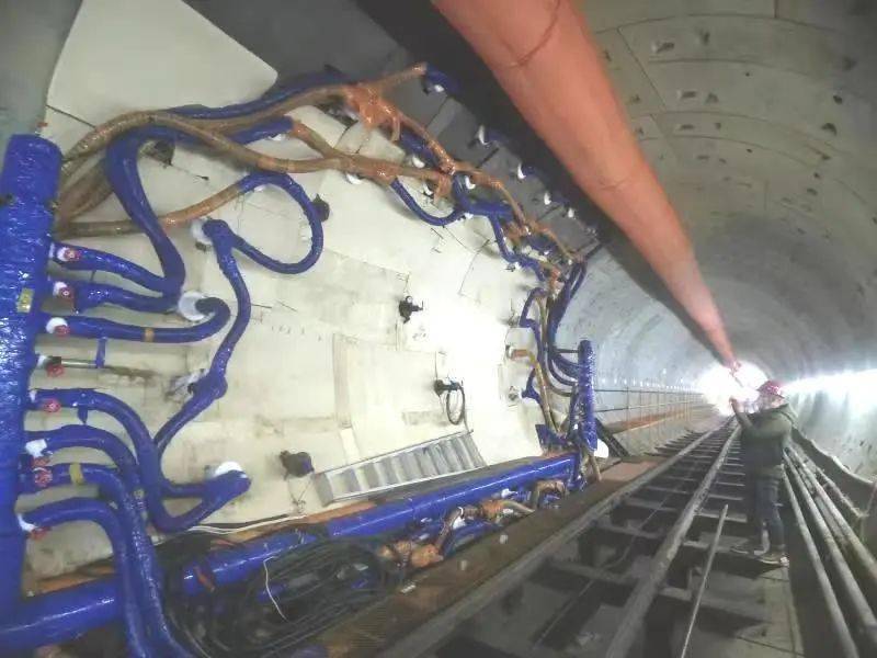 建设者们首次在武汉地铁采用预埋槽道工艺,在盾构管片预制时预埋钢板