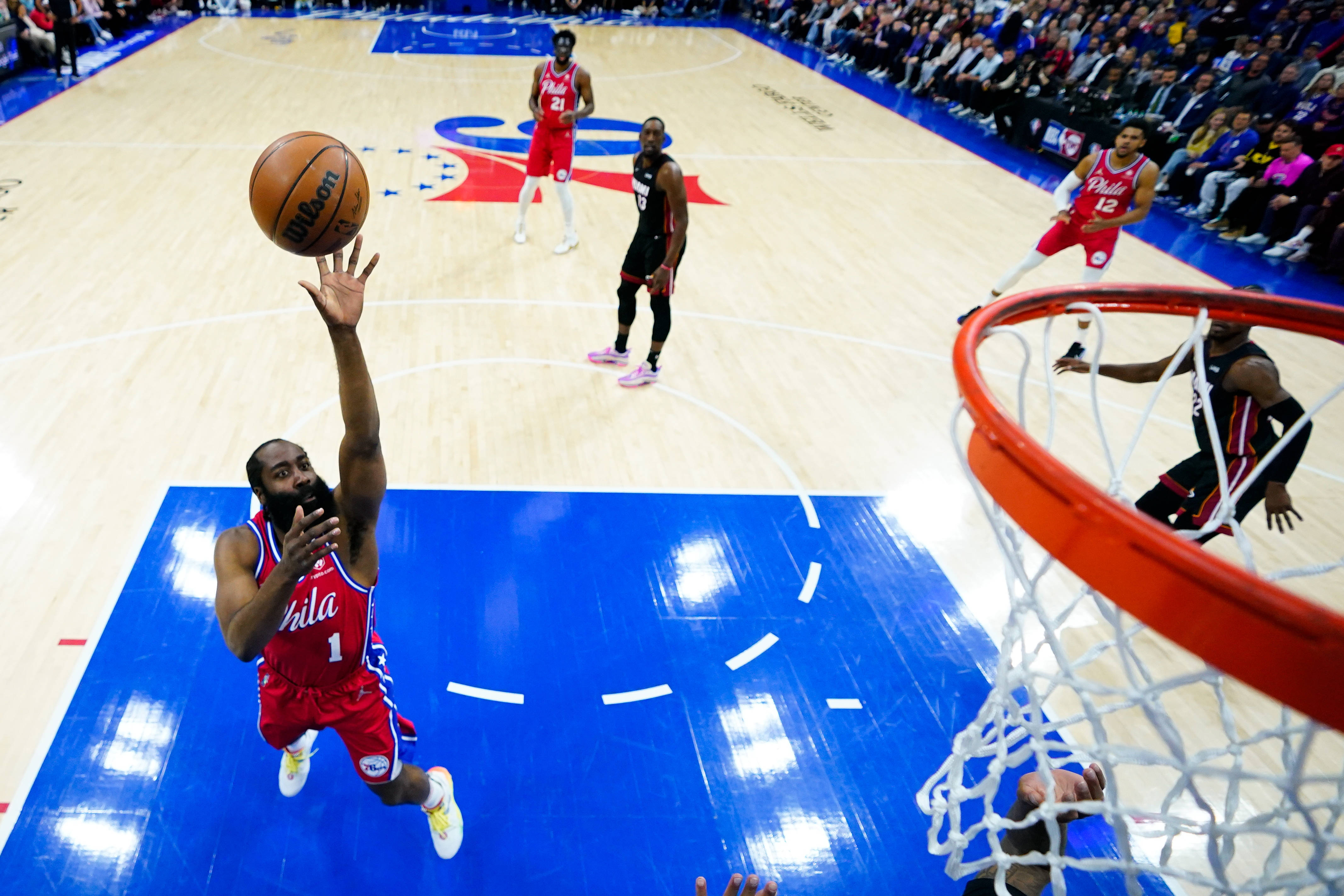 5月8日,76人队球员哈登在比赛中.新华社照片,美联,2022年5月9日