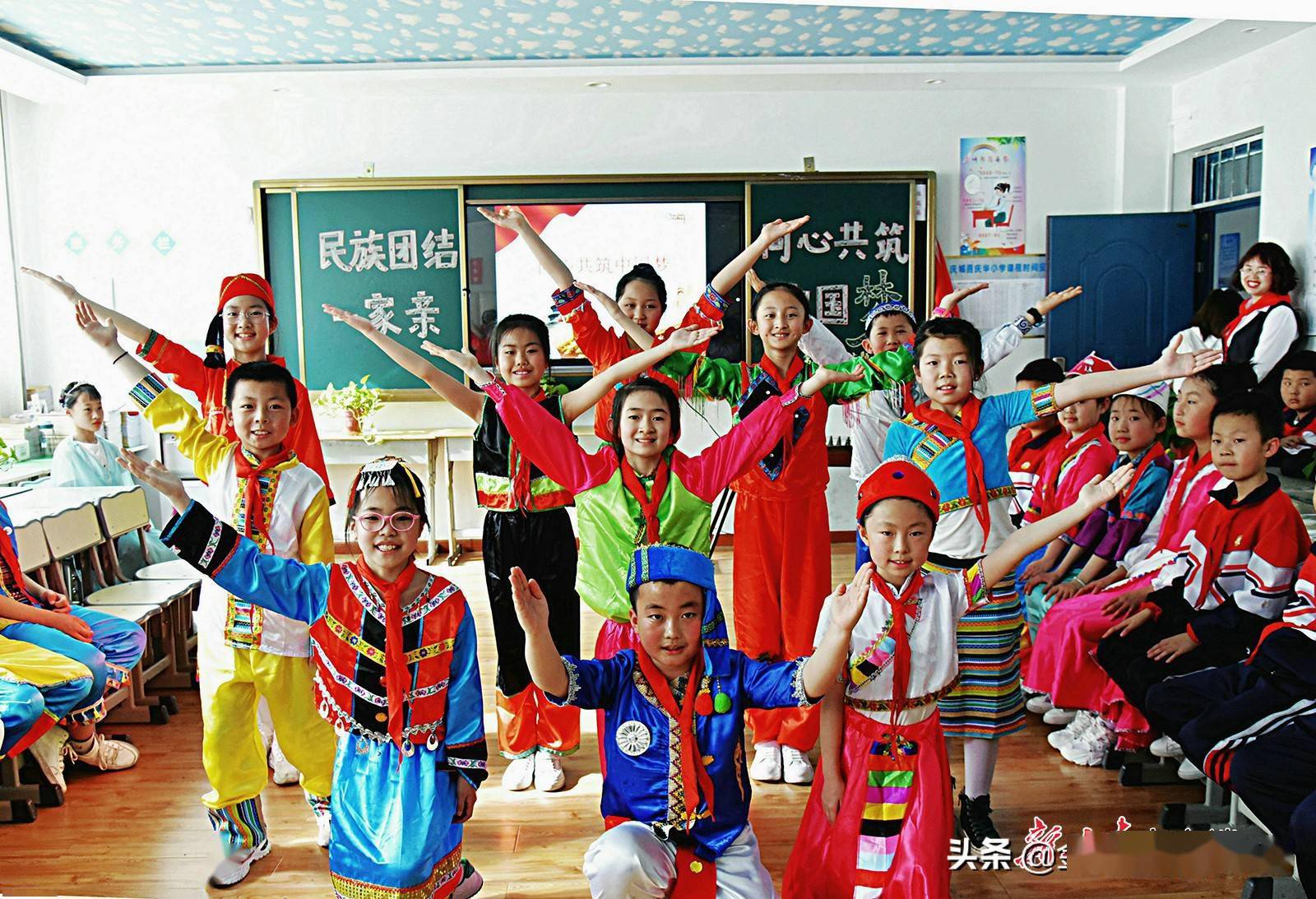 庆城县庆华小学举行民族团结一家亲主题队会