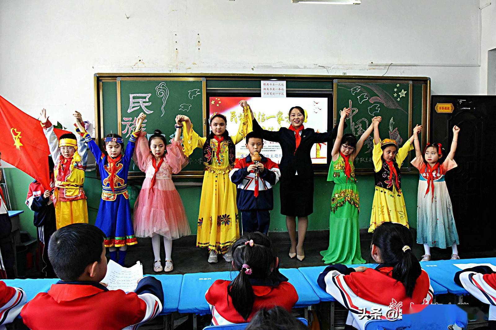 庆城县庆华小学举行民族团结一家亲主题队会