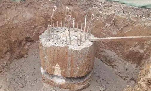 切割后,在环向切割线上部用风镐小心地凿出一条环形槽,槽宽10cm 左右