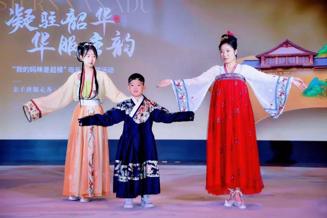 在西安我看到12位美丽的母亲身穿汉服从唐诗小镇里走来
