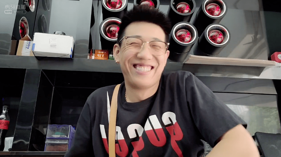 又要圆桌了在石放话直播间不许骂泡混佳一切打扰直播的弹幕全部杀混世