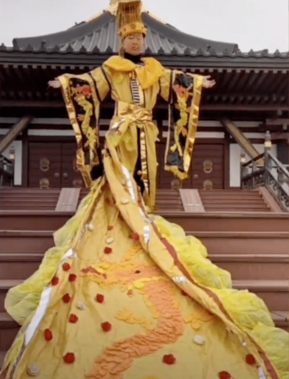 做成中国宫廷礼服,缀满洛阳牡丹花,老外都看呆了,这是什么神仙手工?