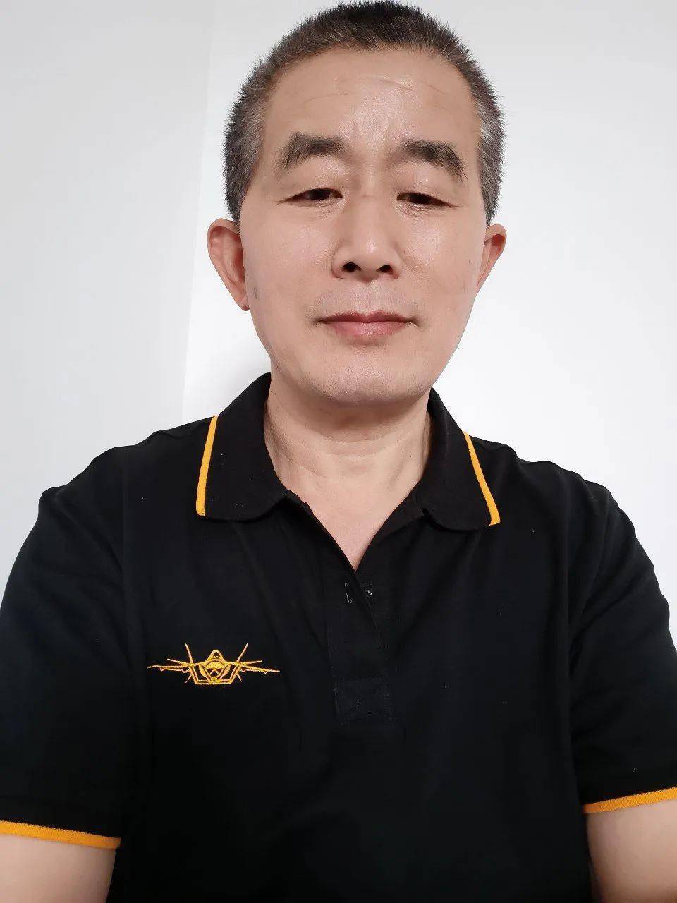 胡胜利,安徽省桐城市人,退休职工爱好写作,曾在贵报发表作品,《桐城