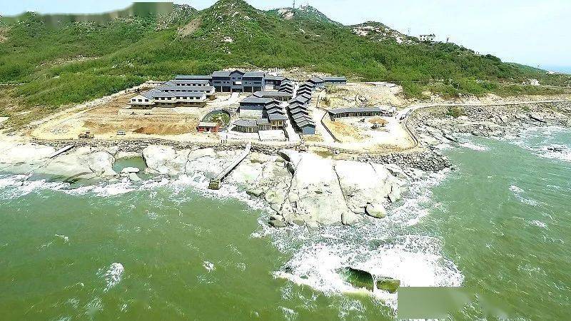 七点返回用餐,餐后登高到三面观音和觉华大师处祈福,看觉华岛全景