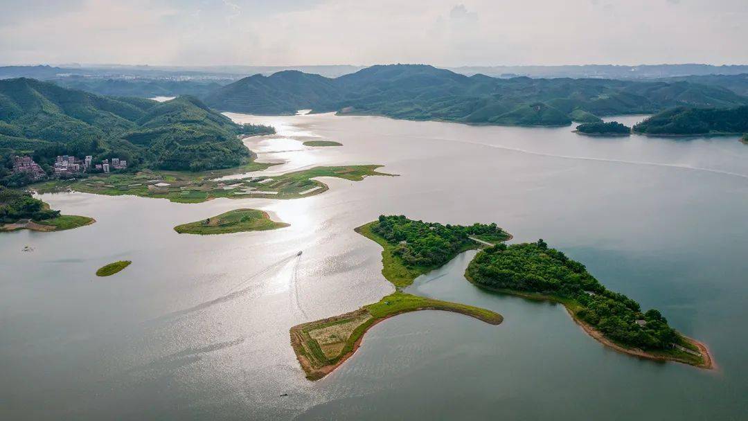 石門溶洞 圖/融安石門仙湖景區進入景區,浩渺的水庫風光便讓人心境