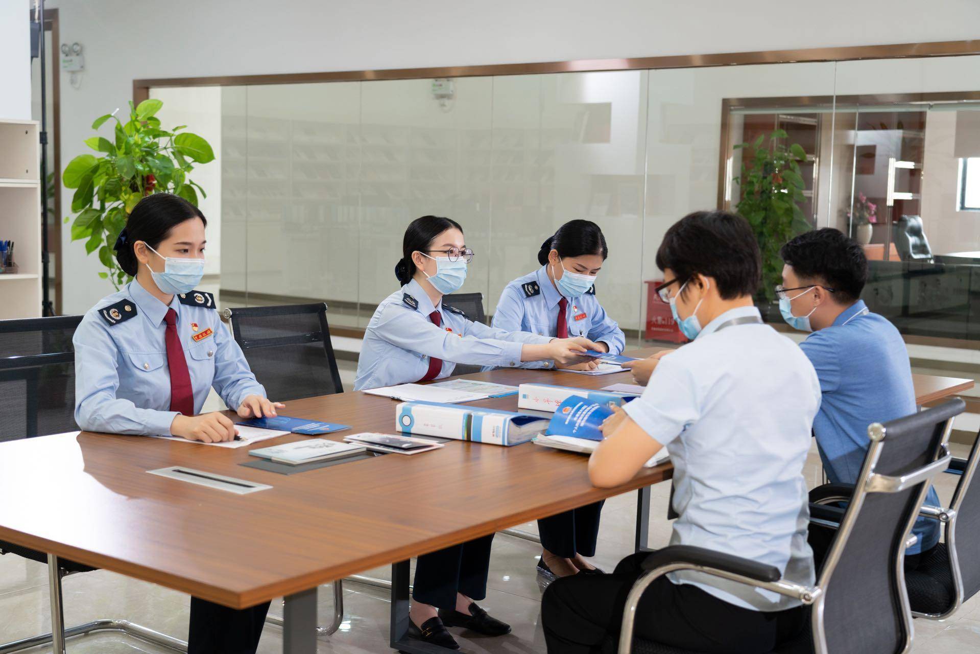 东莞市税务局荣获广东省五一劳动奖状