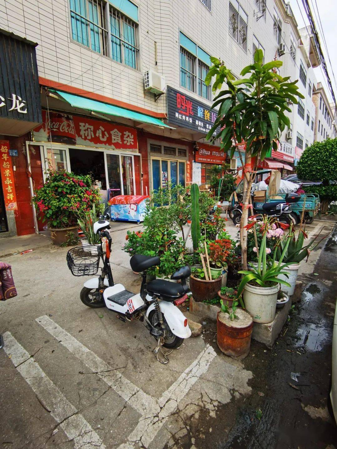 十三中周边门前杂物乱堆放,乱停车较普遍●忠门商贸广场二楼(华揽士