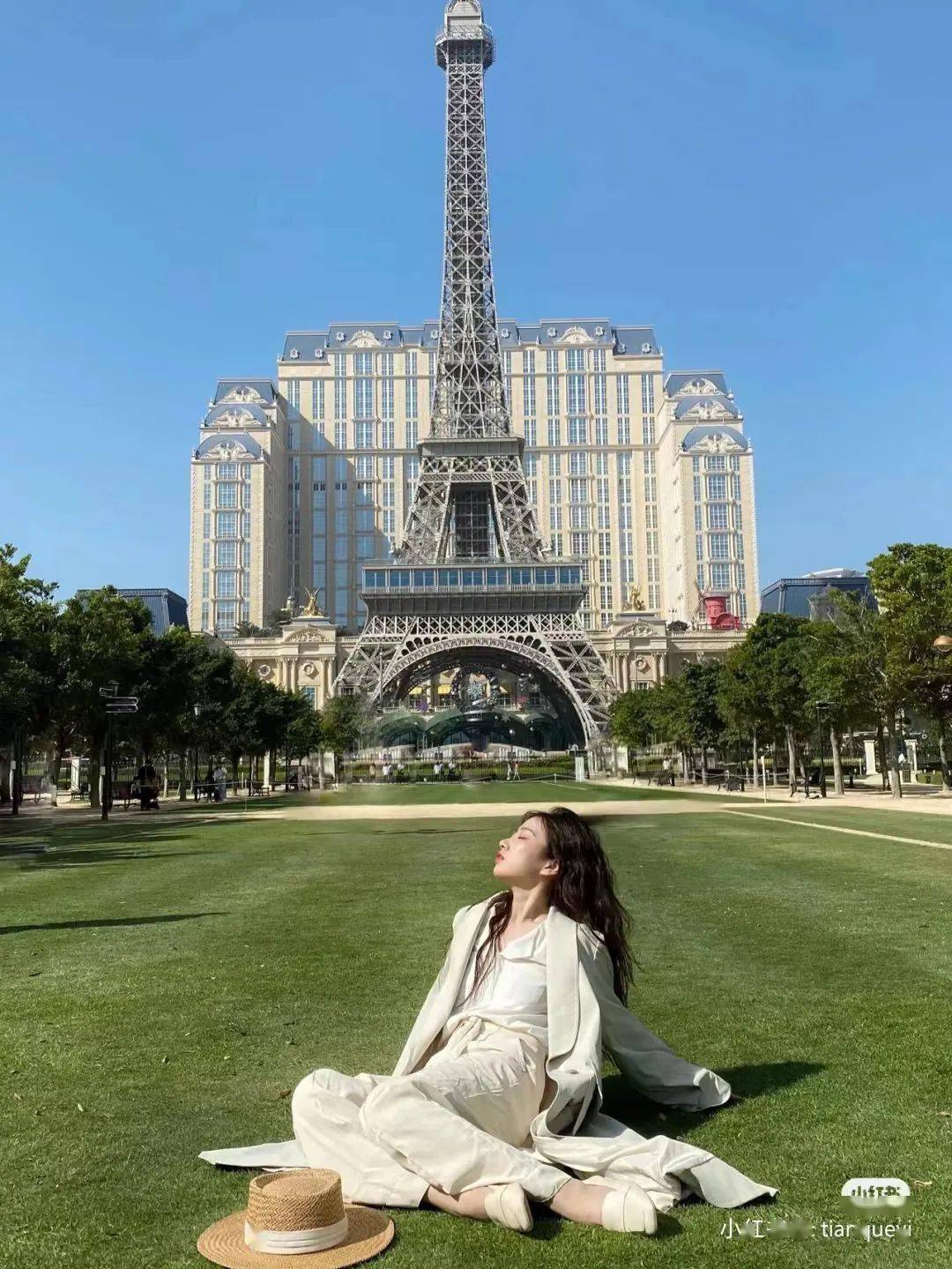 澳门路氹城填海区金光大道地段,按照法国巴黎埃菲尔铁塔一半的比例