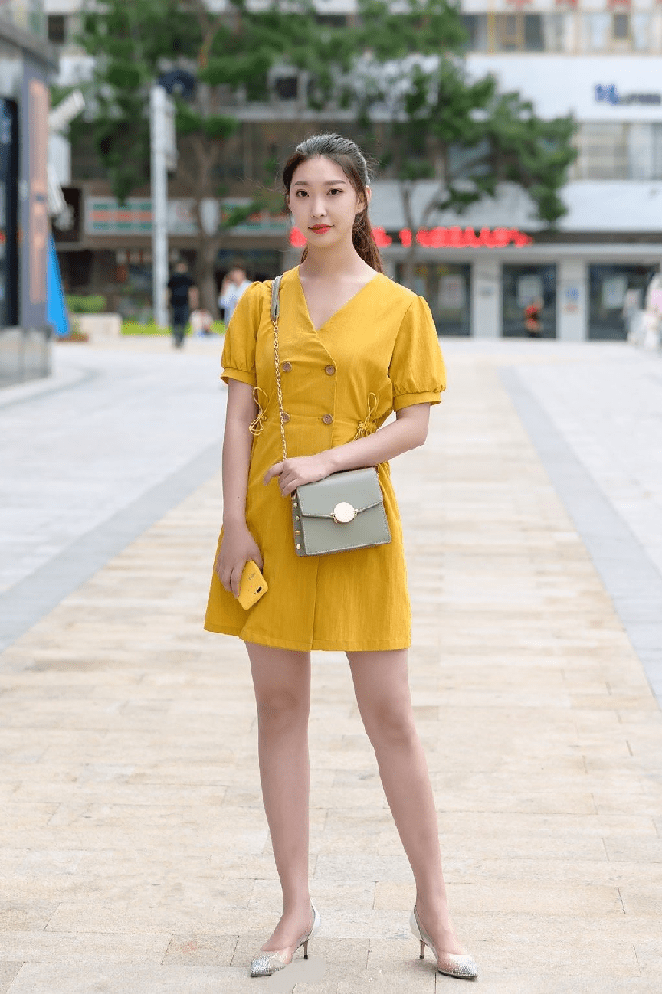 兰州的小姐姐好懂裙子夏季出门好亮眼普通人也有模特范