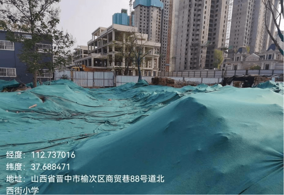 商贸城裸土完全苫盖南沟村城中村改造项目工地洗车平台规范使用看着