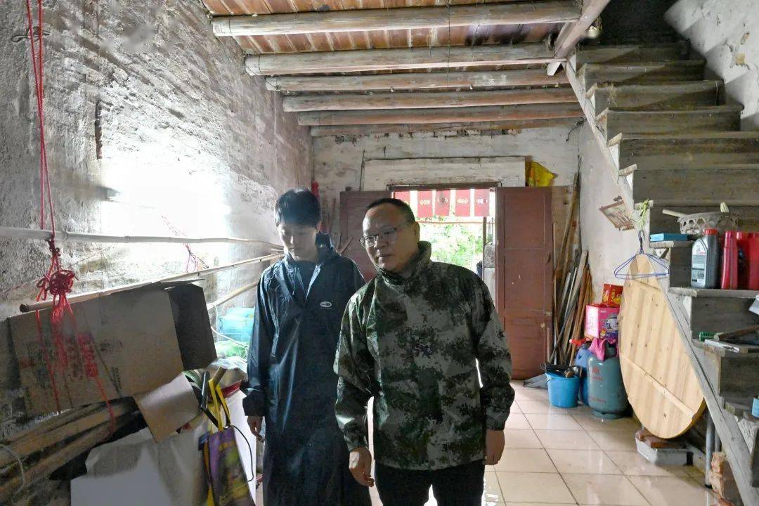 方英恩和张乔楚来到南桥新村,逐家逐户查看内涝情况,提醒群众注意安全
