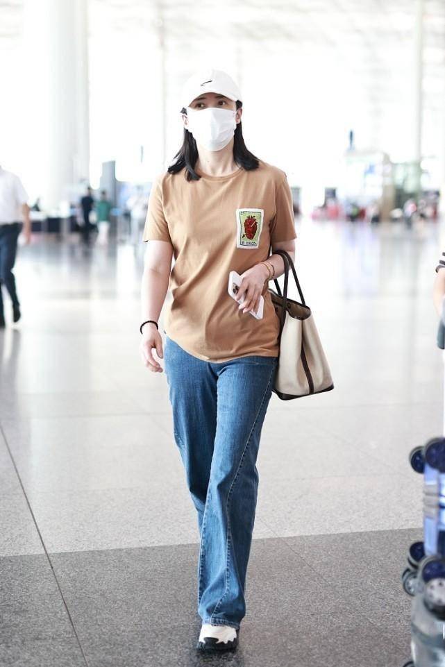 夏季流行服装选这一套就够了,t恤配上这条裤子,气场清爽还时髦