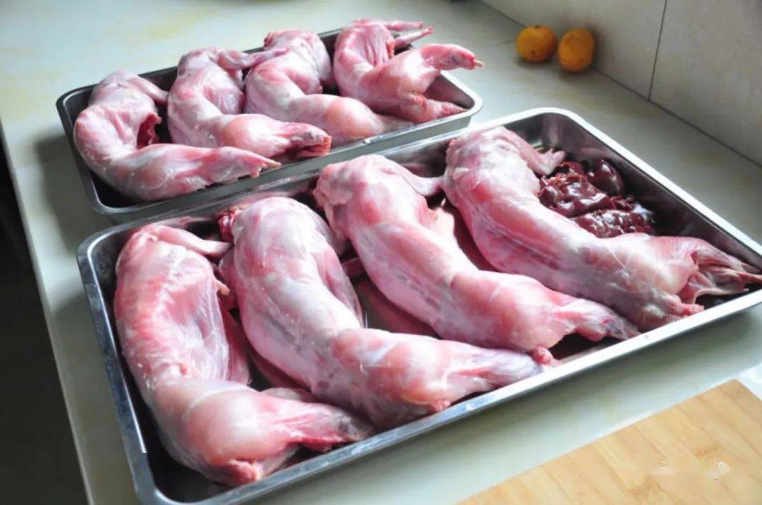 酒糟兔制作一般精选饲养150天以上成年的兔子,体重大约在2~3公斤,时间