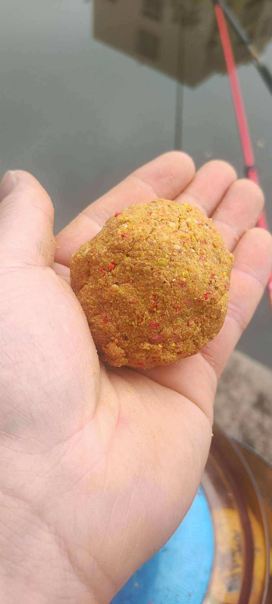 野钓这样打窝子,事半功倍效果好,节省饵料节省钱