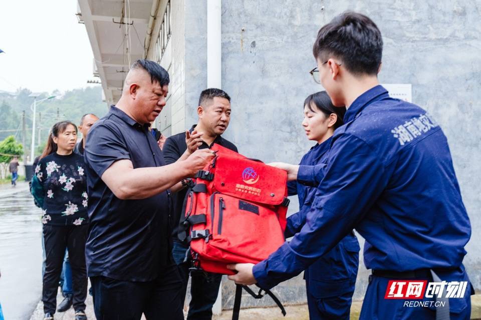 助力地质灾害防治红背包客们在行动