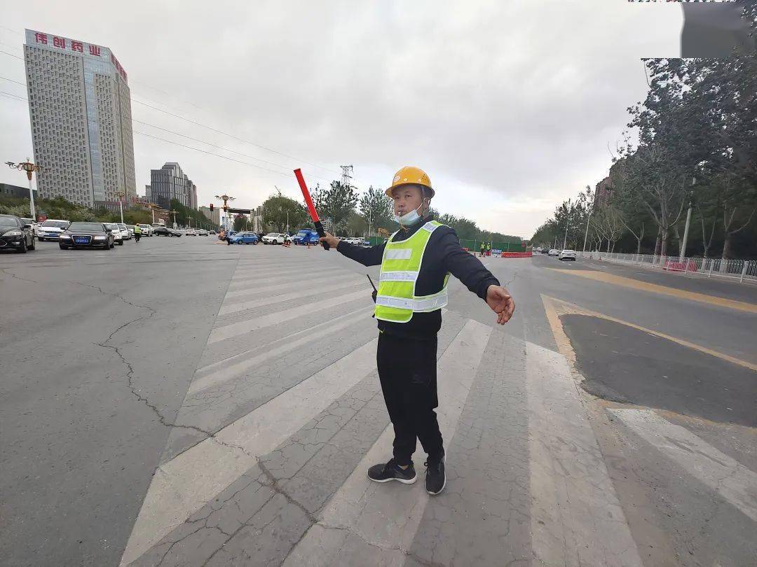 1006关注银川市交通疏导员坚持疏导不打烊打通堵点保施工多方合力保