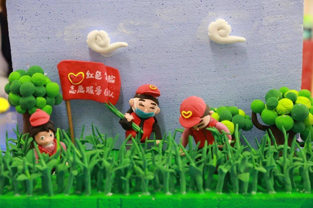 一个个忙碌的志愿者身影,构成了全民参与共创文明城市的美好画面.