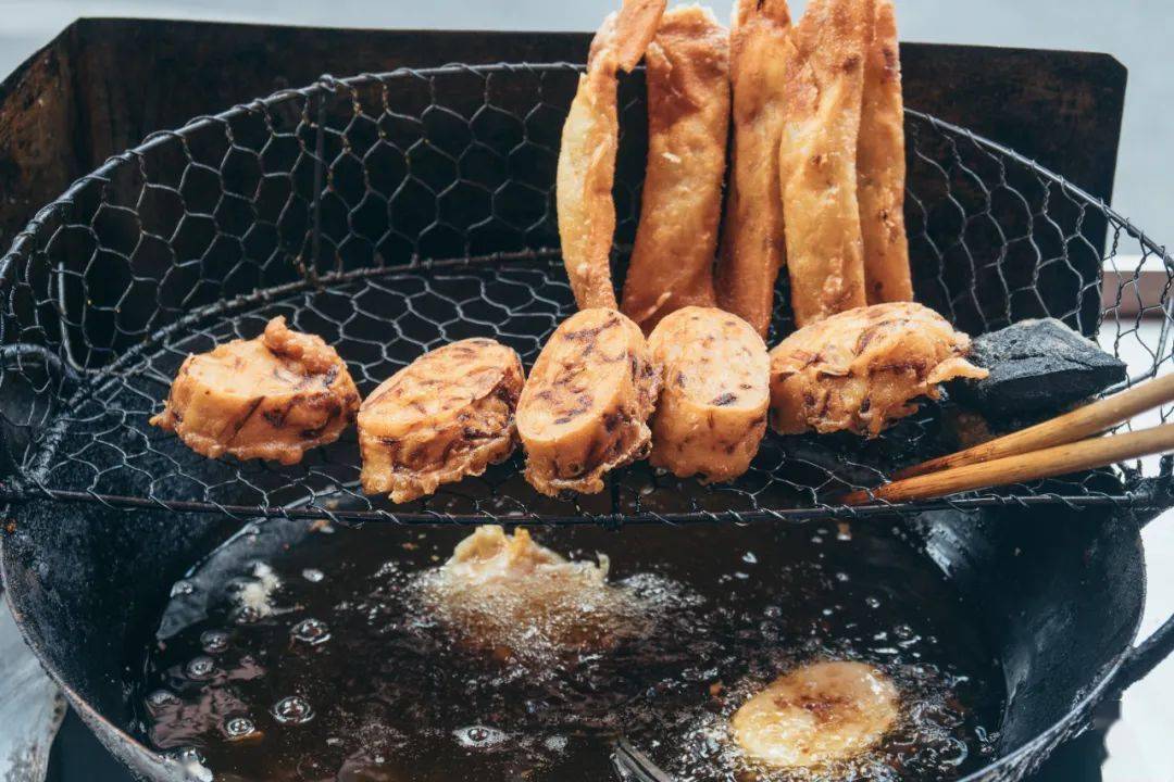 shredded radishes/carrots in a fried cake腰子饼"黑色的米饭配油炸