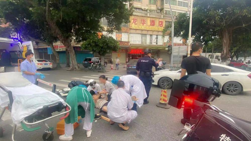 江門蓬江特警下班路上救助交通事故受傷群眾