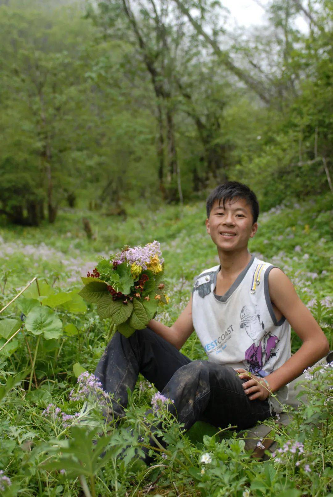 汶川地震14年后,那个小男孩终于红了_王光强_母亲_牛肉干