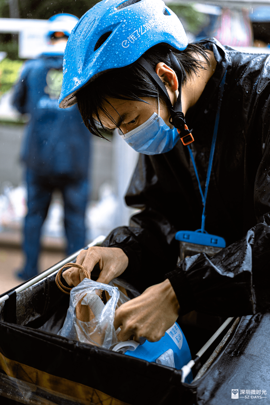 ""下雨天送几趟外卖,浑身就会湿答答,穿拖鞋会打滑,穿运动鞋脚泡水