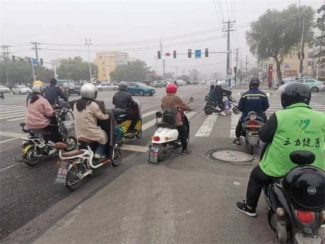 点赞！市区安全头盔佩戴率超90%，成街头最靓丽风景