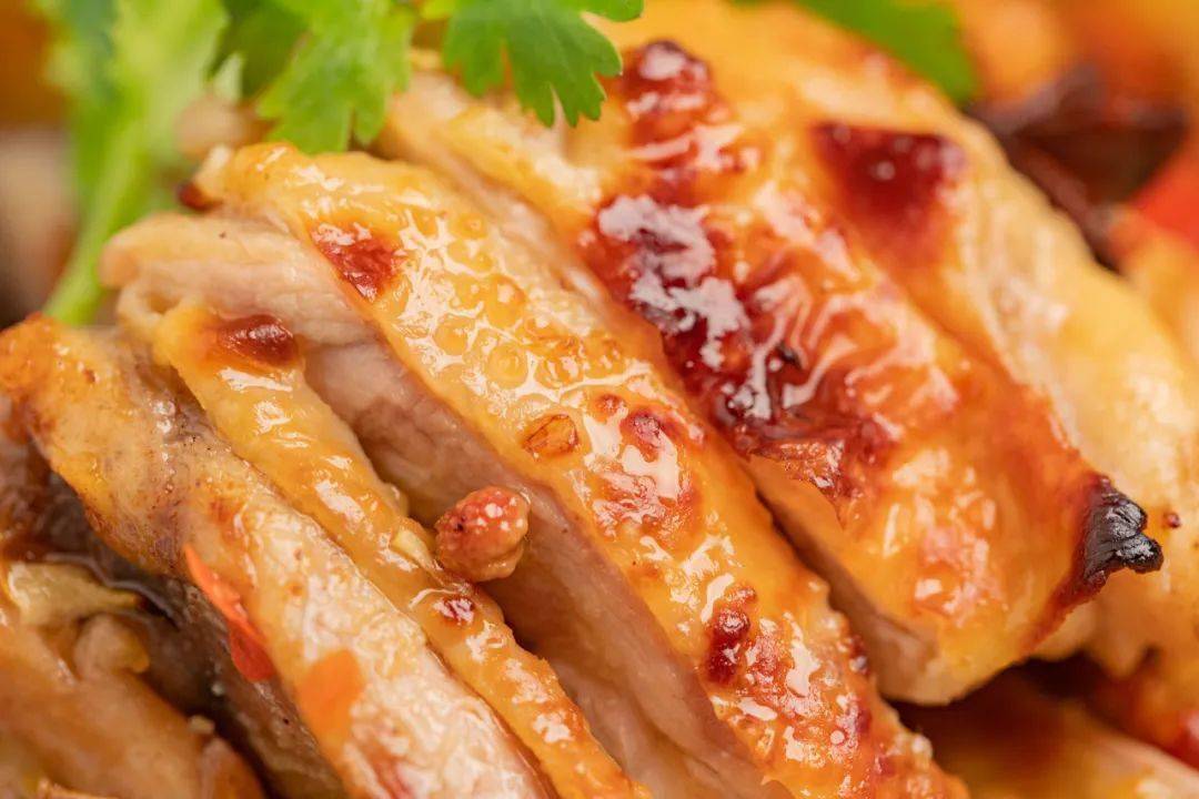 剁椒和泡椒煸香的酱汁也是一绝,冰糖中和了辣度,在咸香酸中留下了一丝