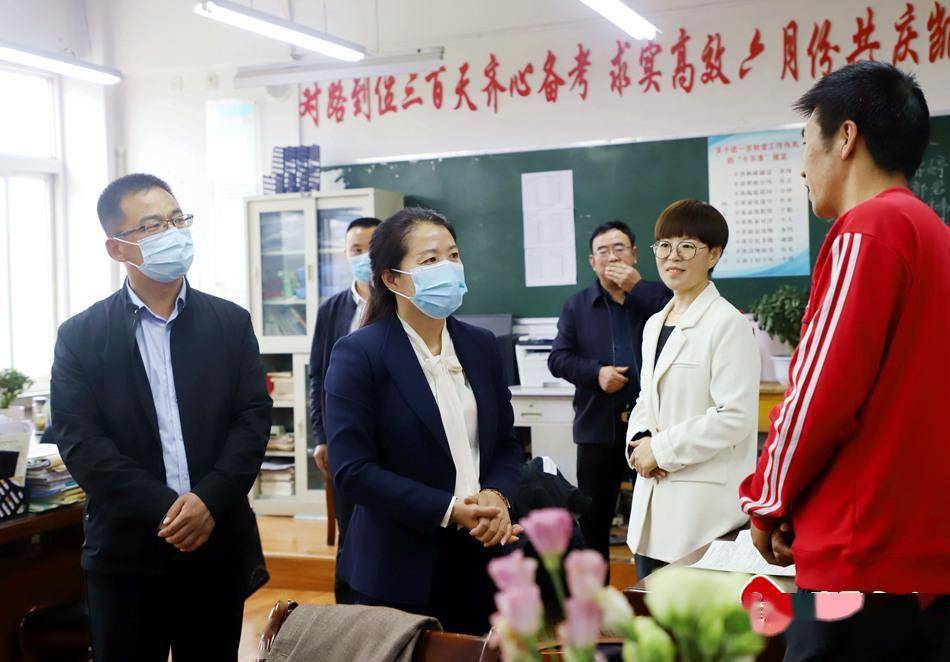 刘清宁 杨榕奎)5月12日,清水县委副书记,县长李菊霞深入县一中,天水