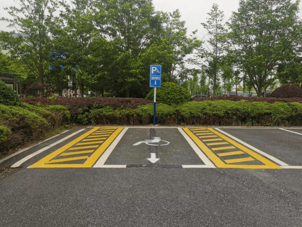 无障碍停车位划线标准图片