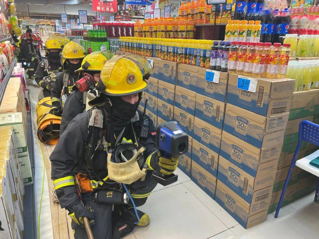 8000平地下超市晚间着火咋办?抚顺消防熟悉演练,有备无患!