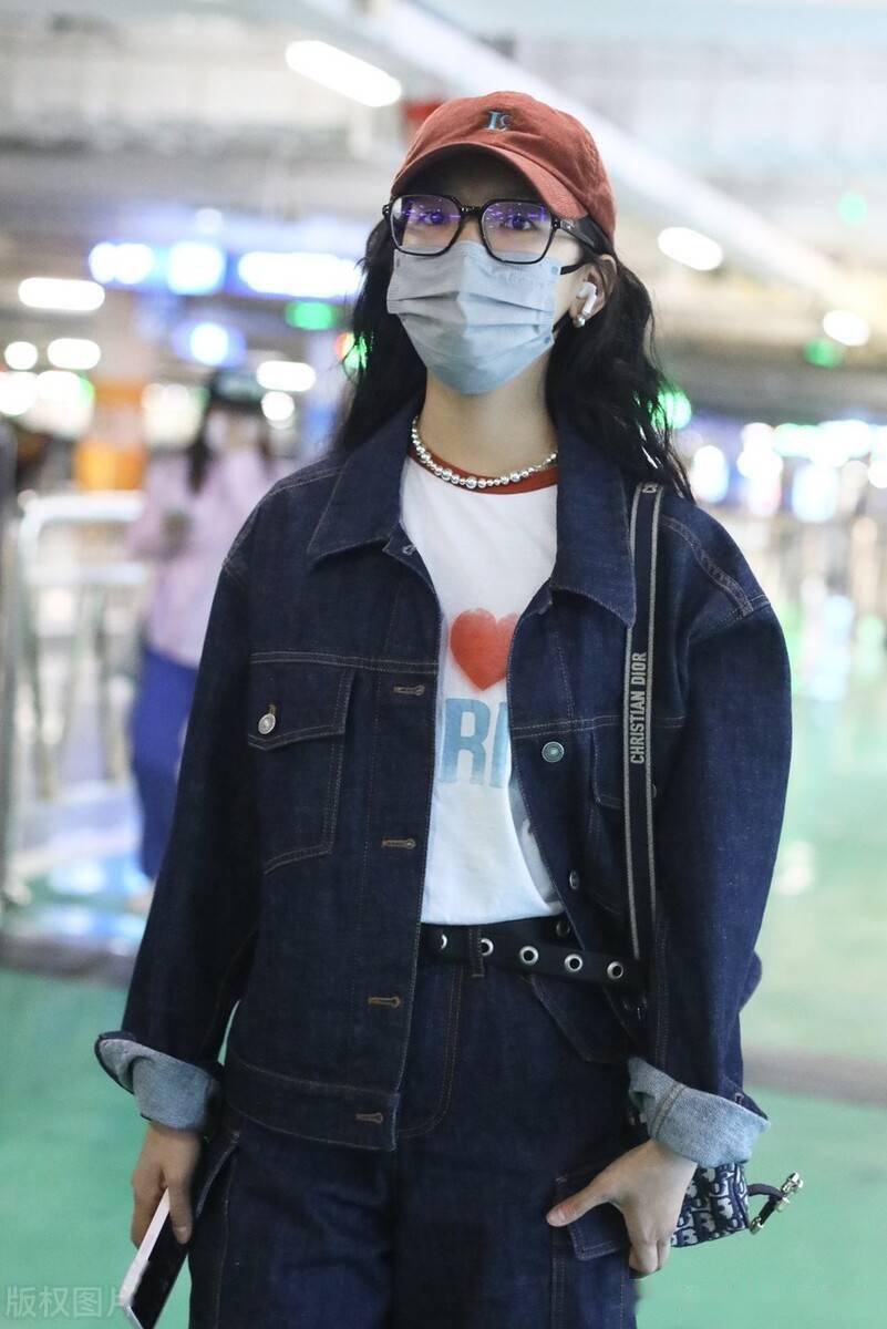 章若楠身穿牛仔套装现身机场戴棒球帽气质好_章若楠_机场_套装