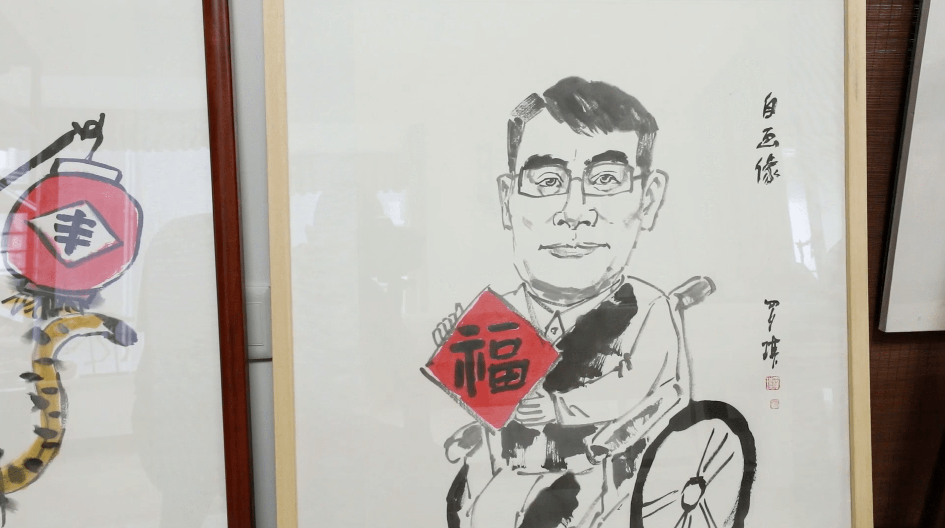 画家罗琪 拐杖撑起身体画笔撑起梦想 漫画 作品 创作 画家罗琪 拐杖撑起身体画笔撑起梦想 漫画 作品 创作