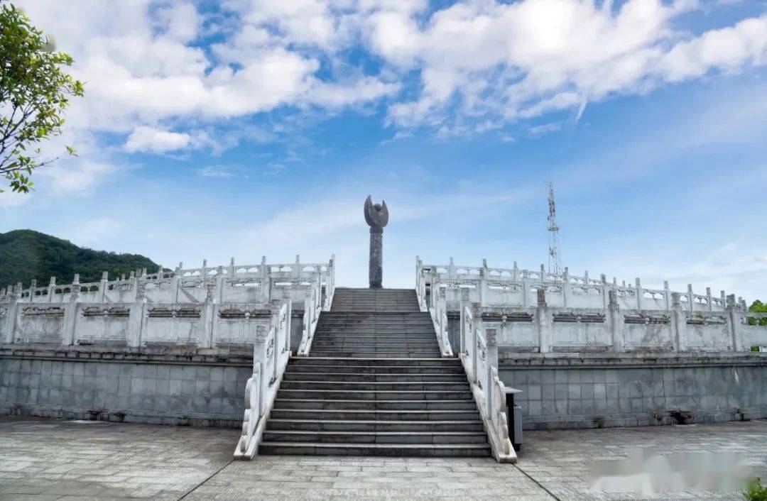 又到周末啦,快来汉中体验别具特色的苗乡风情游_镇巴县_美景_广场