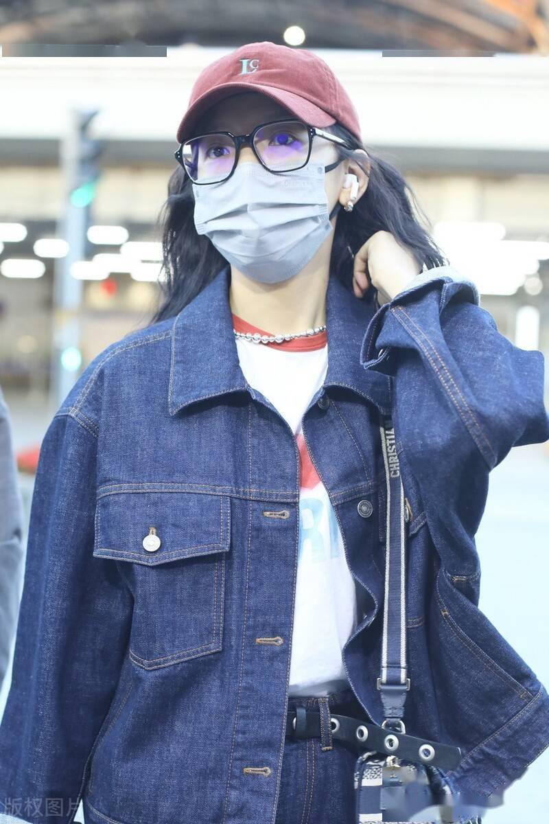 章若楠身穿牛仔套装现身机场戴棒球帽气质好_章若楠_机场_套装