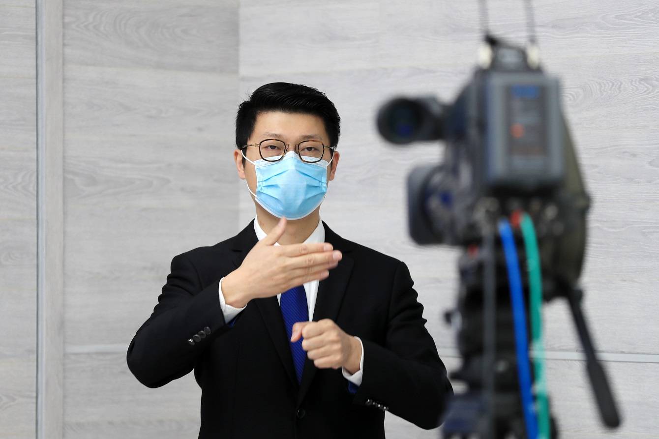 每场疫情防控发布会上他用手语传递信心