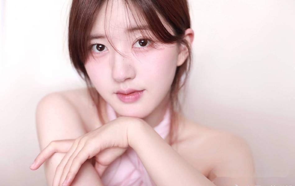 赵露思梦幻写真夏日感满满皮肤白皙似仙女锁骨吸睛