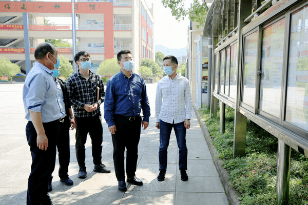 县教育局局长胡海峥先后来到丹城第四小学,丹城中学,象山县第三中学等