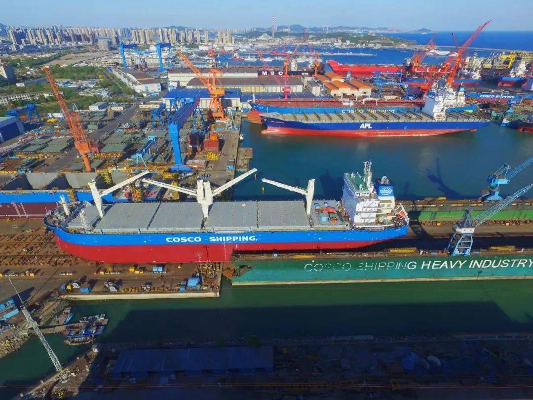 大连中远海运重工62000吨多用途纸浆船一船下水一船上船台