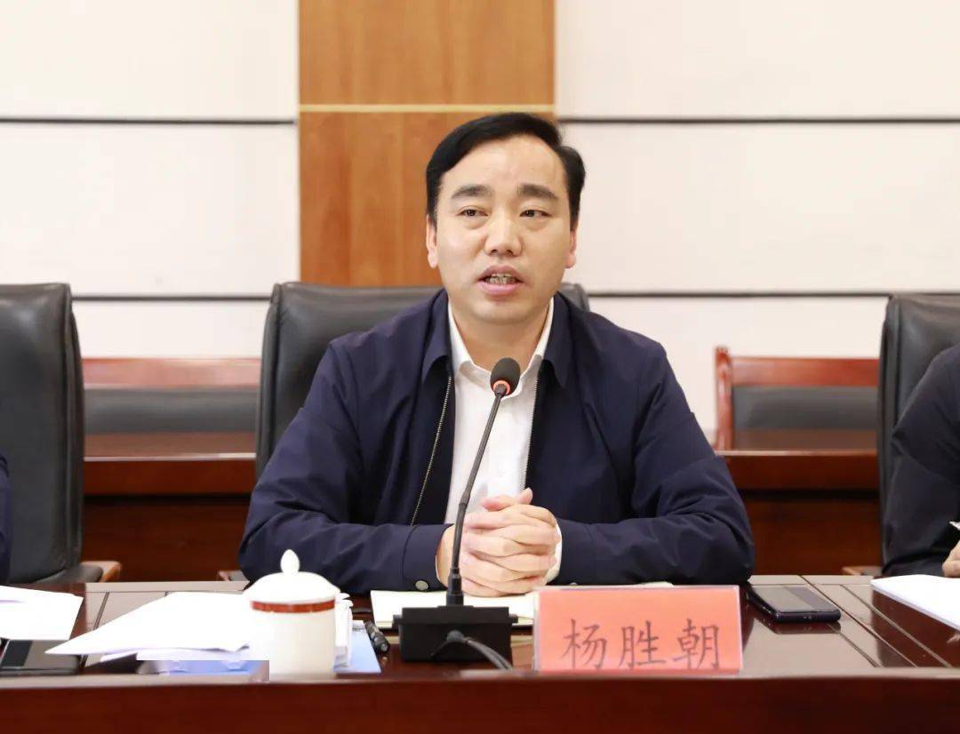 中共剑河县委书记袁尚凯主持会议并讲话,县委副书记,县长杨胜朝传达