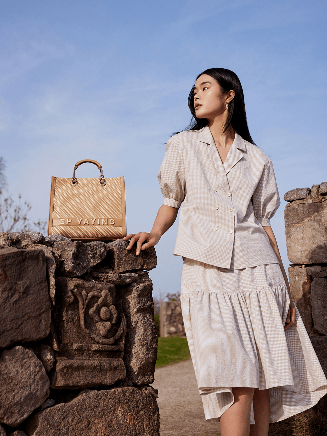 雅莹跃入夏日拥抱