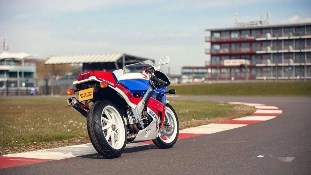 拍卖55w人民币32年准新的本田vfr750rrc30不考虑预算的赛用机器酷乐