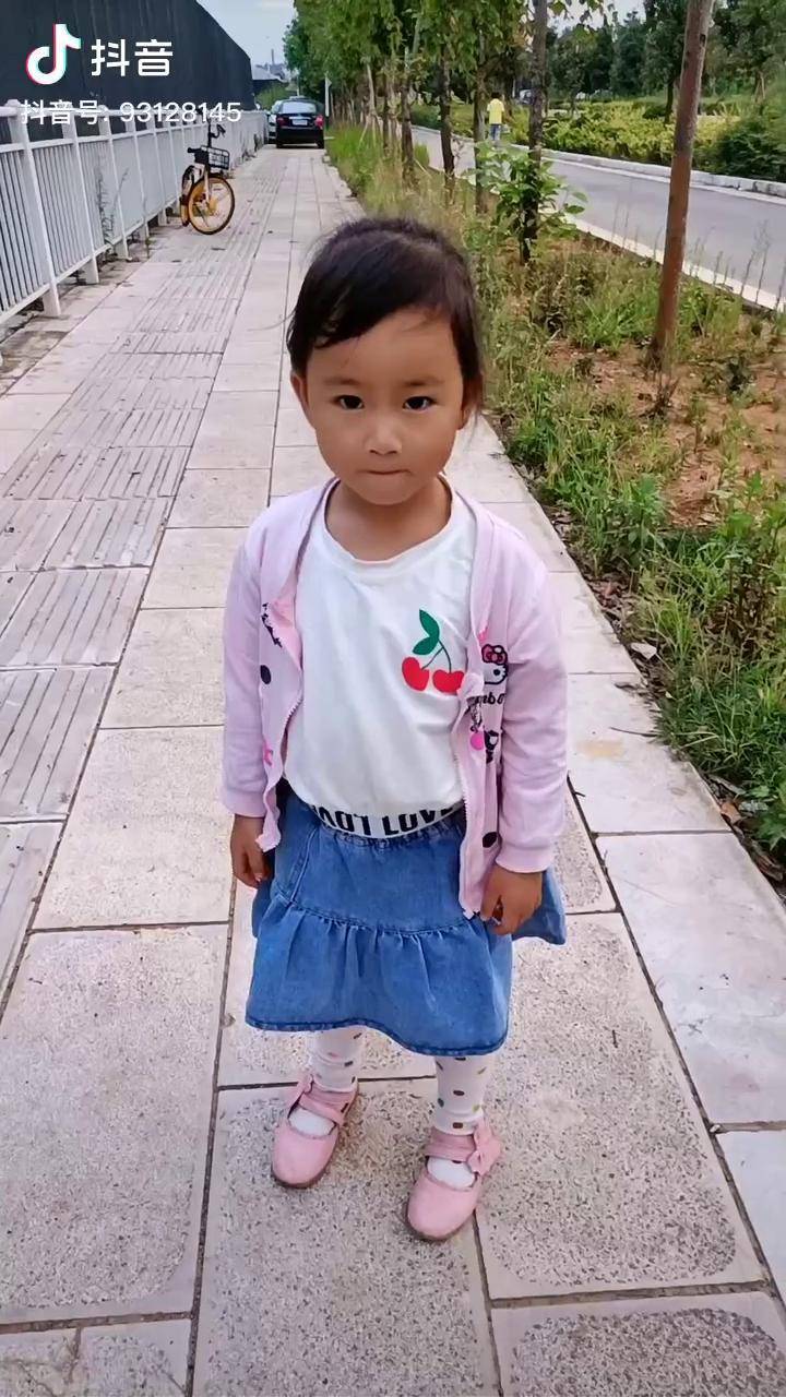 四岁小宝莹莹日常生活活泼开朗的小姑娘