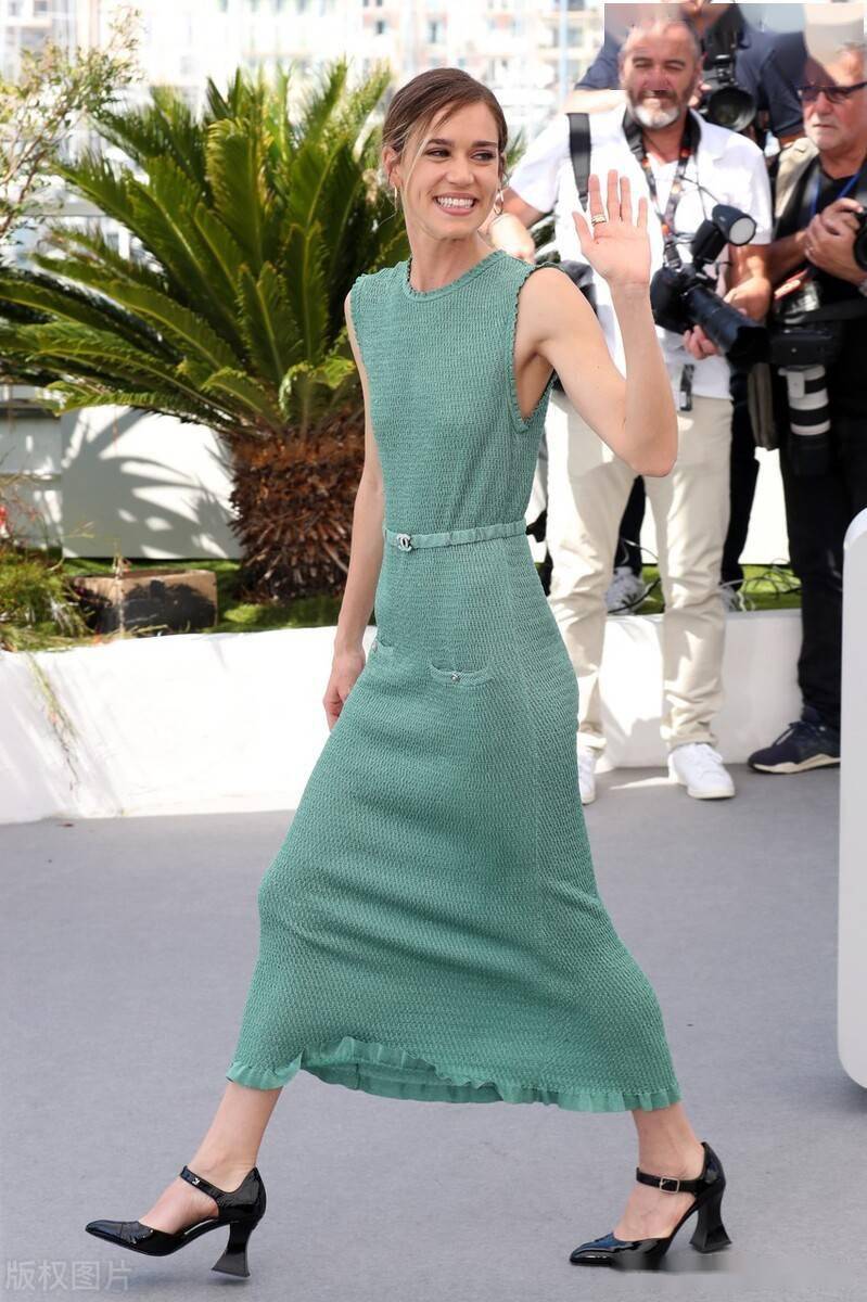 戛纳电影节丧尸不要停首映玛蒂尔达卢茨连衣裙优雅动人