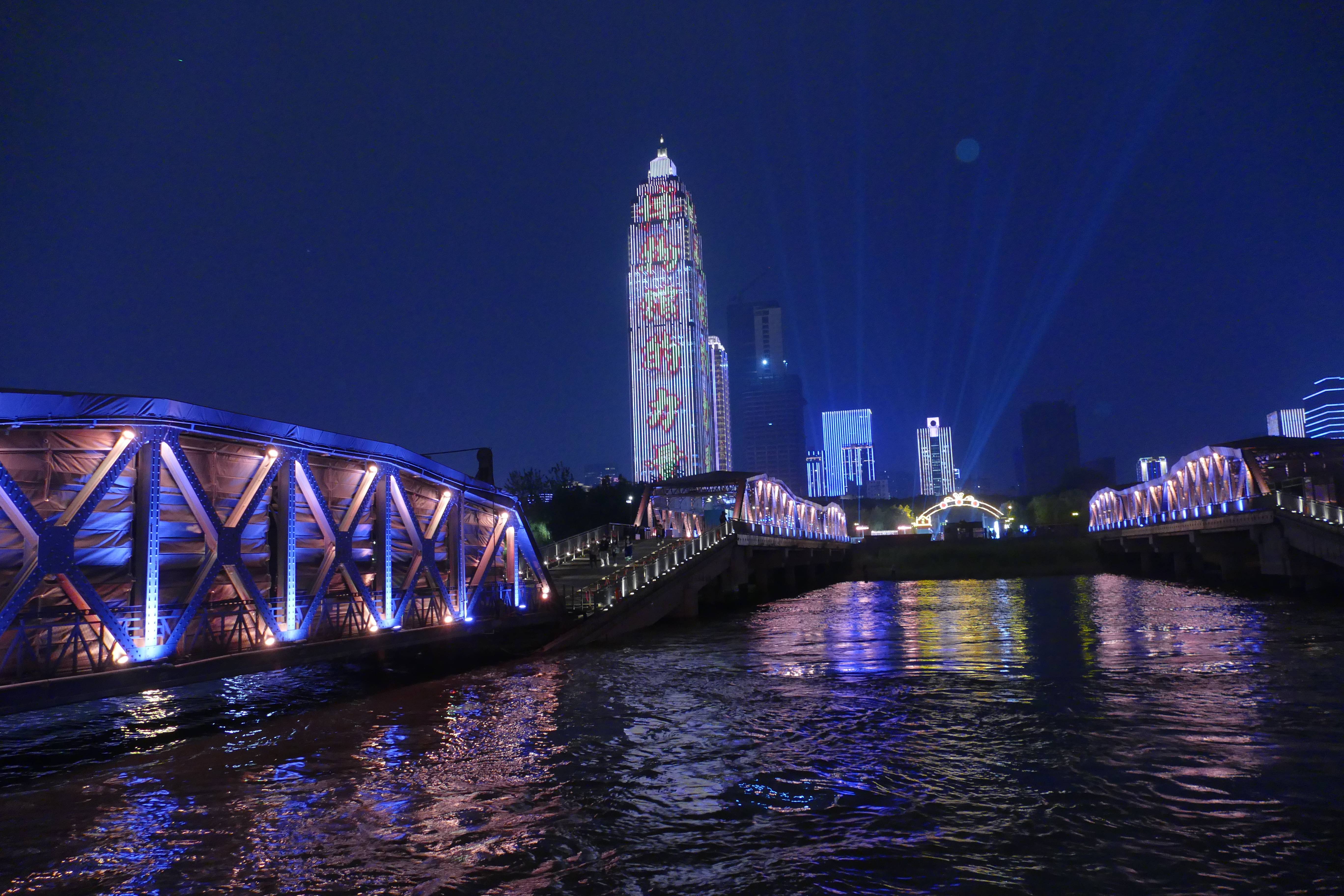 该活动秉承博物馆动态展示,观众沉浸式体验的宗旨,以武汉城市夜景为